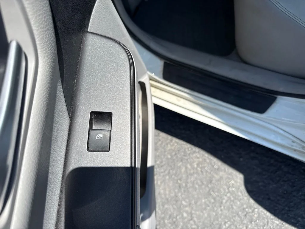 Used 2016 White Toyota XLE image 11