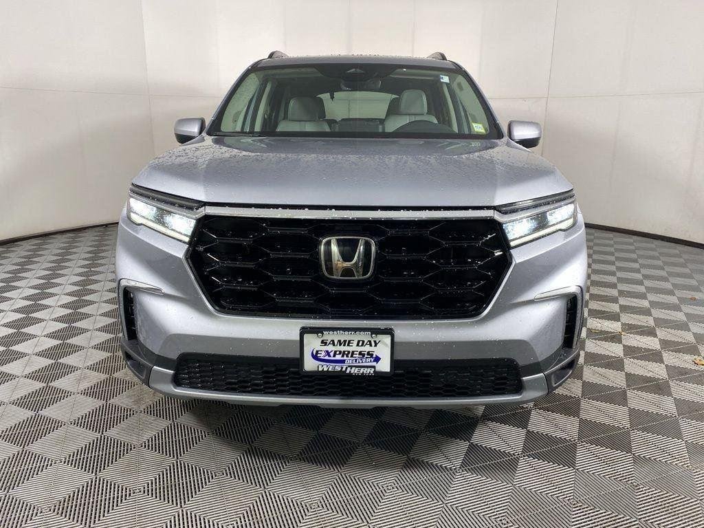 Used 2023 Lunar Silver Metallic Honda Touring image 3