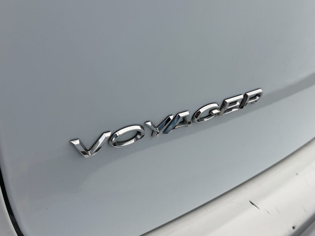 Used 2023 White Chrysler LX image 11