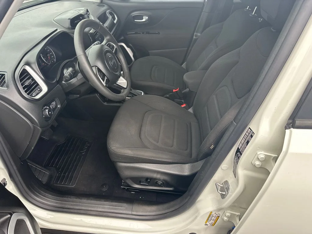 Used 2019 White Jeep Latitude image 9