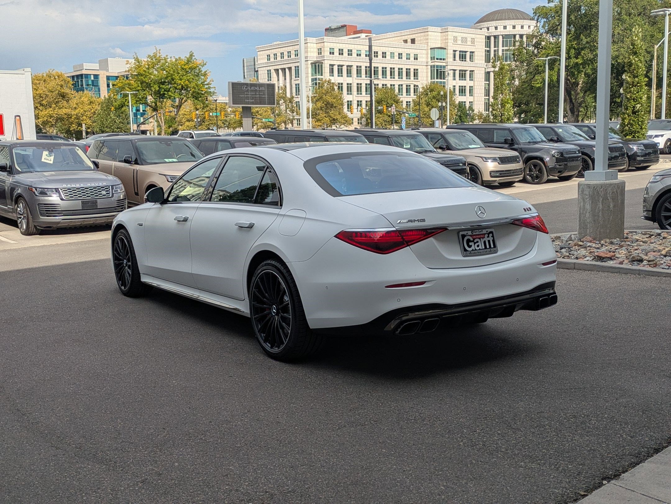 New 2026 MANUFAKTUR Signature Moonlight White Magno Mercedes-Benz AMG® S 63 E image 5