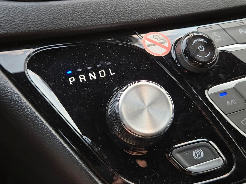 Used 2025 Diamond Black Crystal Pearlcoat Chrysler Select image 32