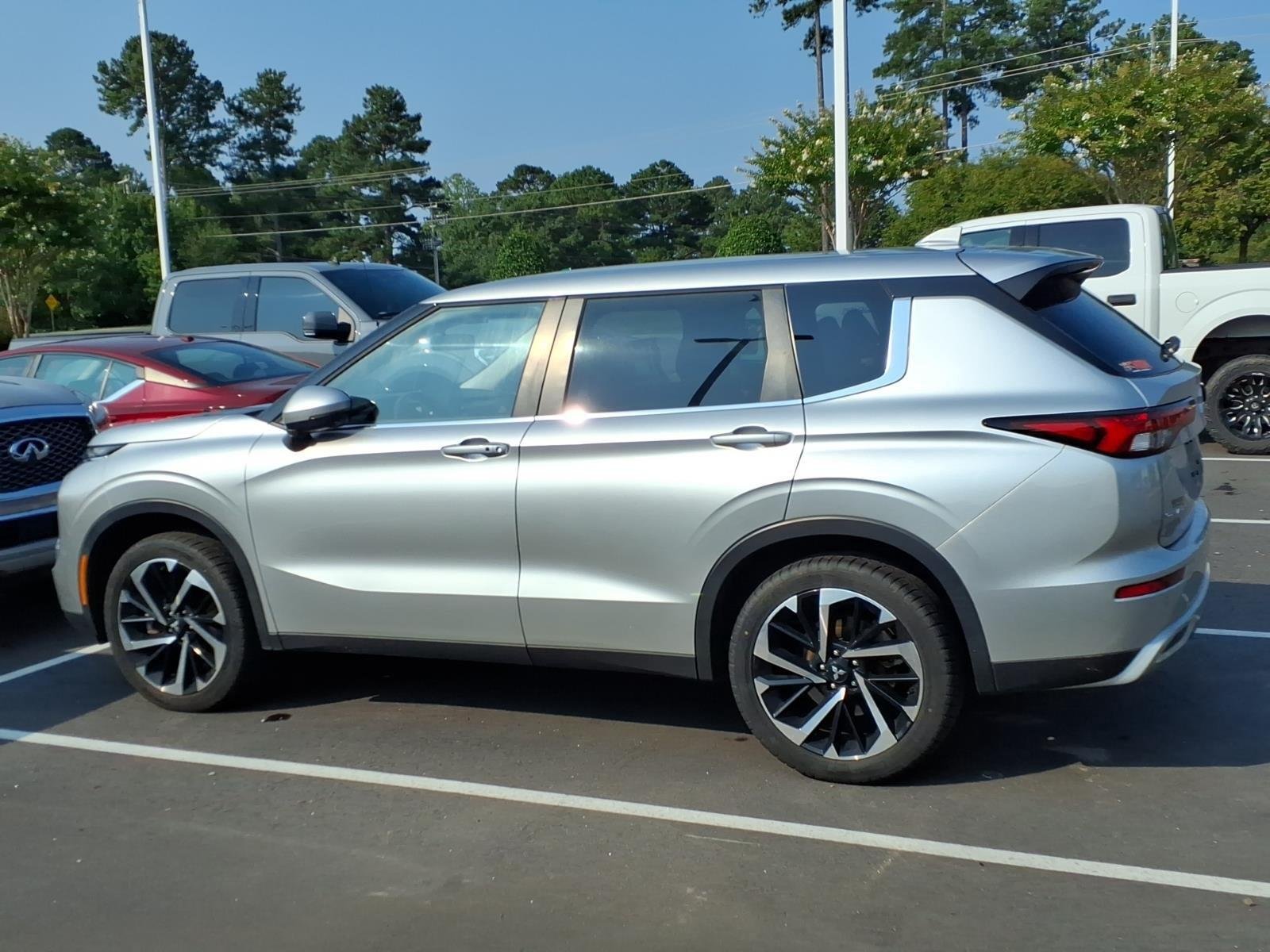 Used 2023 Alloy Silver Metallic Mitsubishi SE image 2