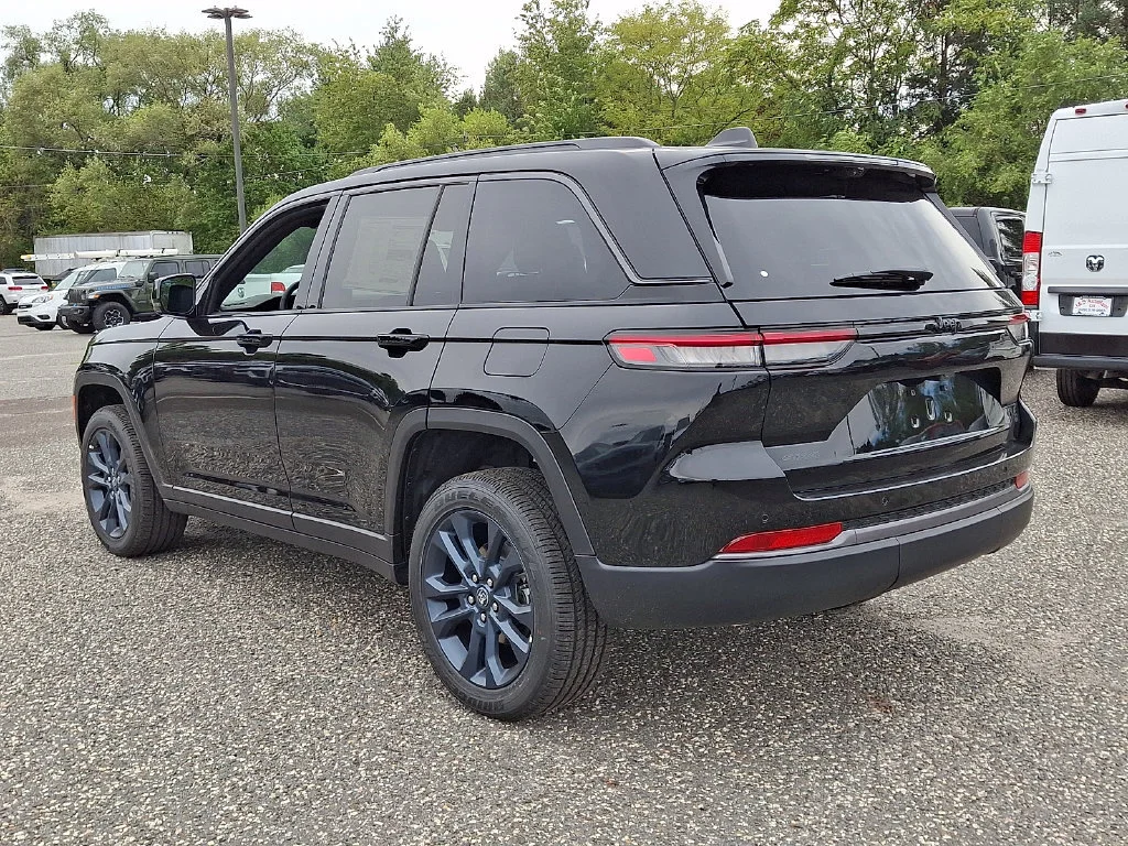 New 2026 Diamond Black Crystal Pearl-Coat Exterior Paint Jeep 85th Anniversary Edition image 6