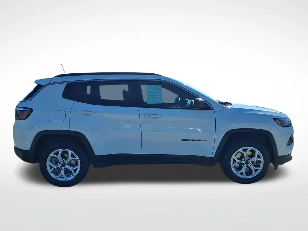 Used 2025 White Jeep Latitude image 10