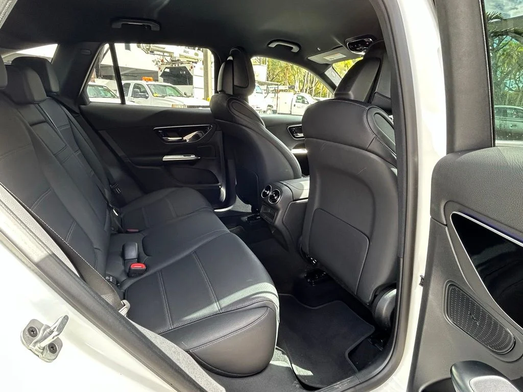 Used 2025  Mercedes-Benz GLC 300 image 35