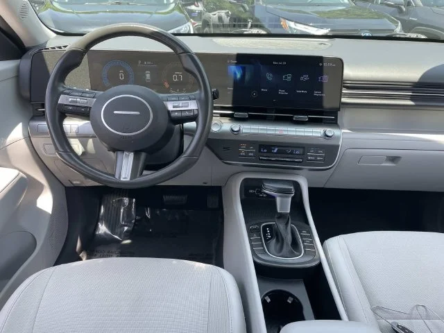 Used 2025 White Hyundai SEL image 17