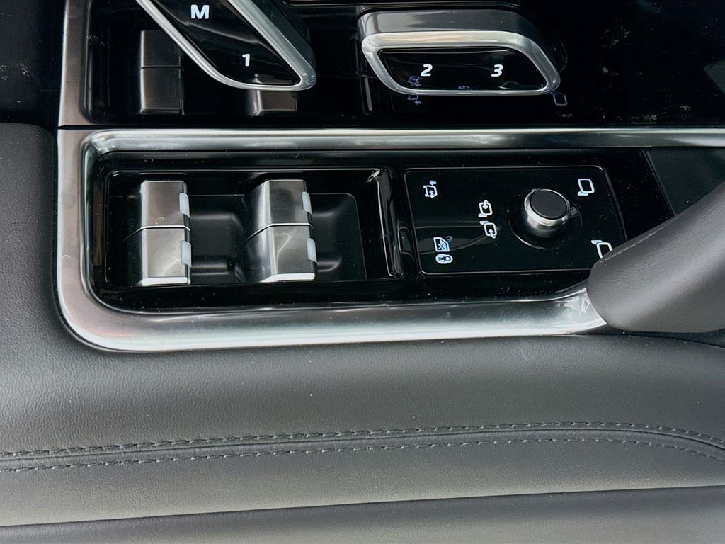 New 2026 Santorini Black LAND ROVER SE LWB 7-Seats / V8 image 19