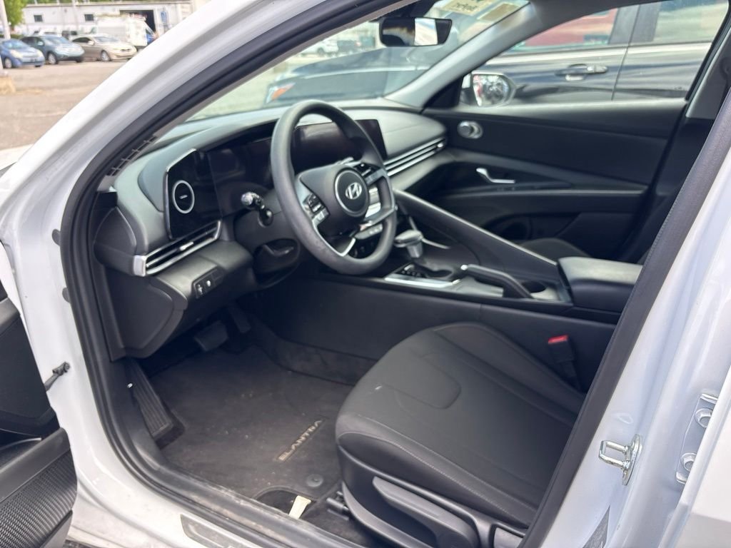 Used 2024 White Hyundai SEL image 13