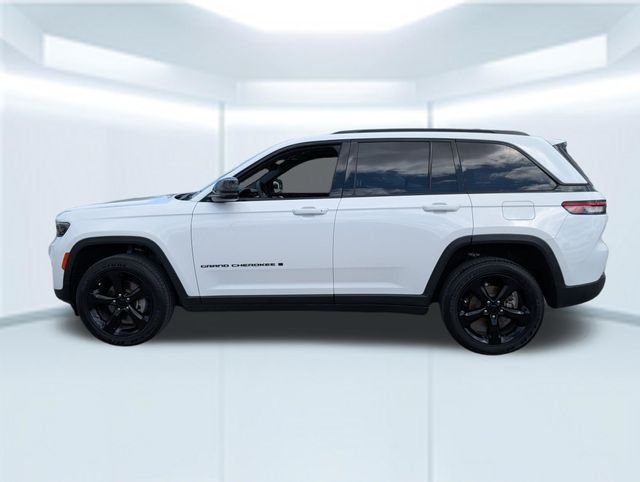 Used 2023 White Jeep Altitude X image 2