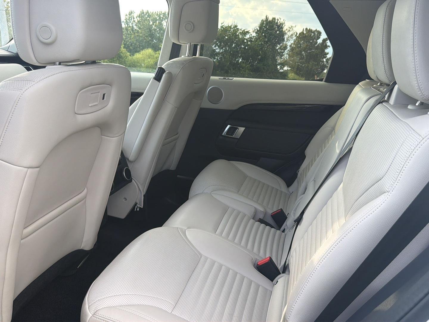 Used 2025  Land Rover S image 5