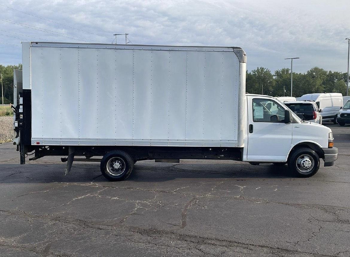 Used 2021 Summit White Chevrolet  image 6
