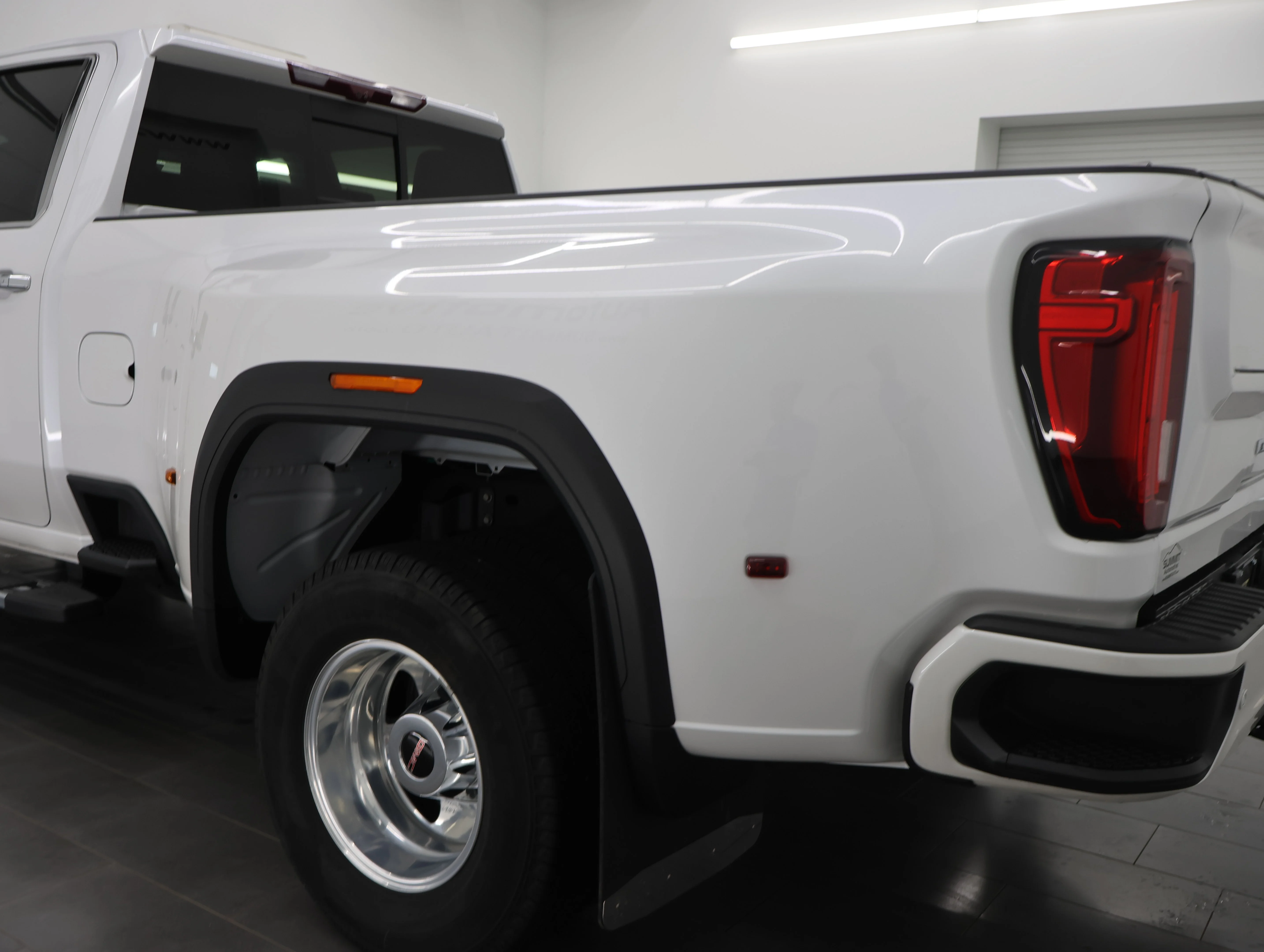 Used 2022 White Frost Tricoat GMC Denali image 40