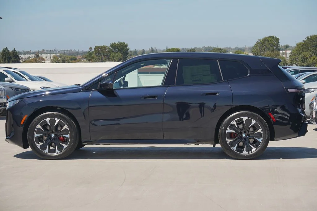 Used 2026 Black BMW xDrive60 image 4