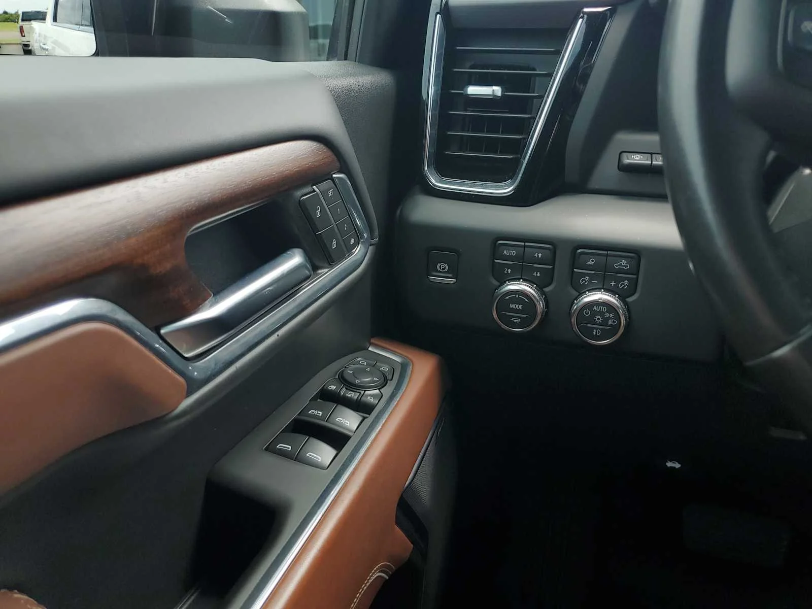 Used 2025 White Frost Tricoat GMC Denali Ultimate image 19