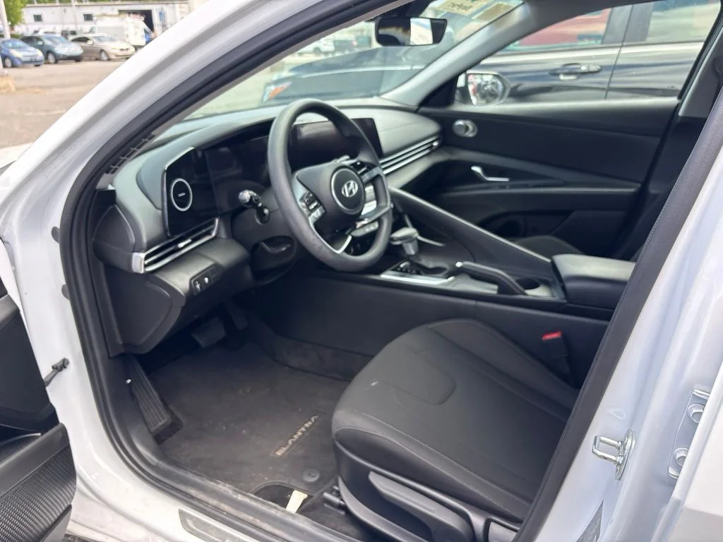 Used 2024 White Hyundai SEL image 13