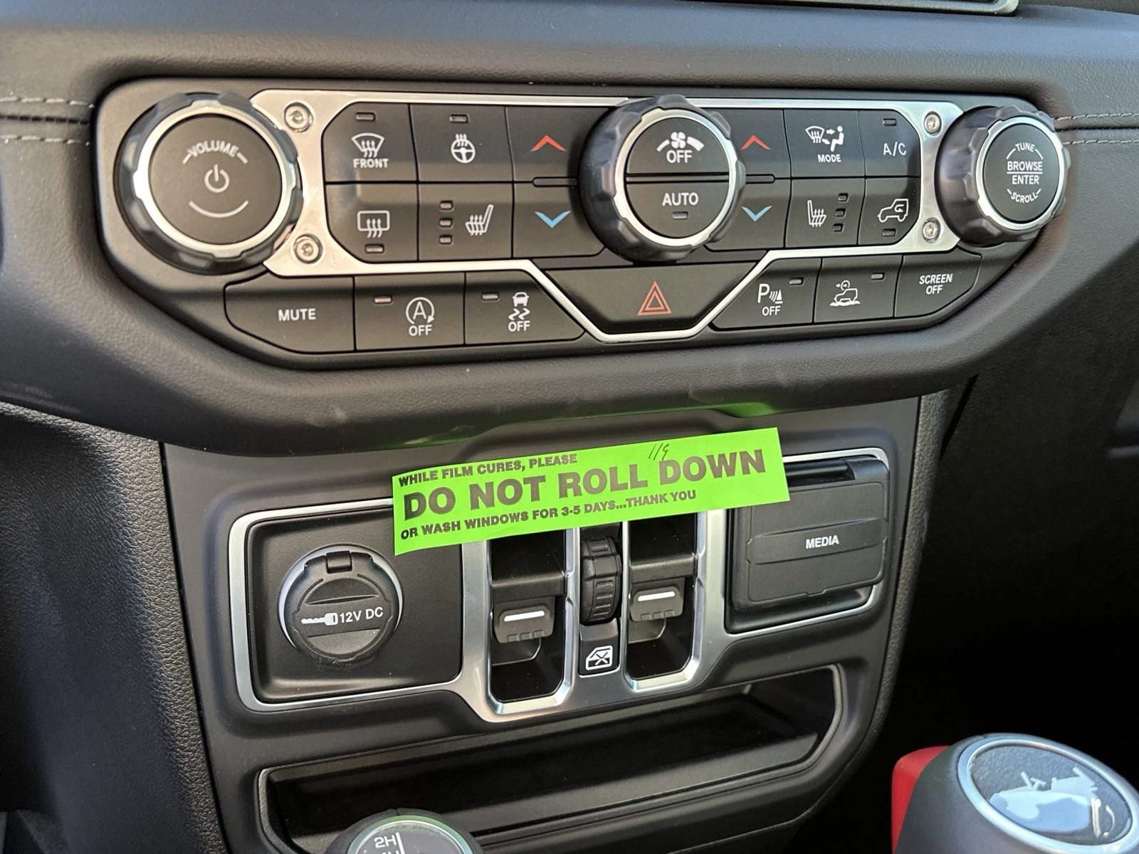 2025 Jeep Wrangler 4-Door Sahara - Photo 28