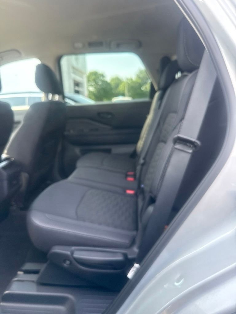 Used 2025 Silver Nissan S image 4