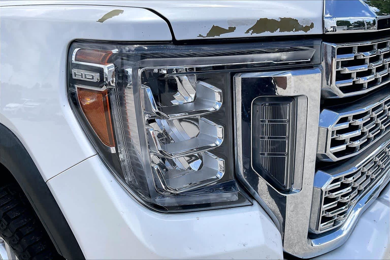 Used 2022 White Frost Tricoat GMC Denali image 27