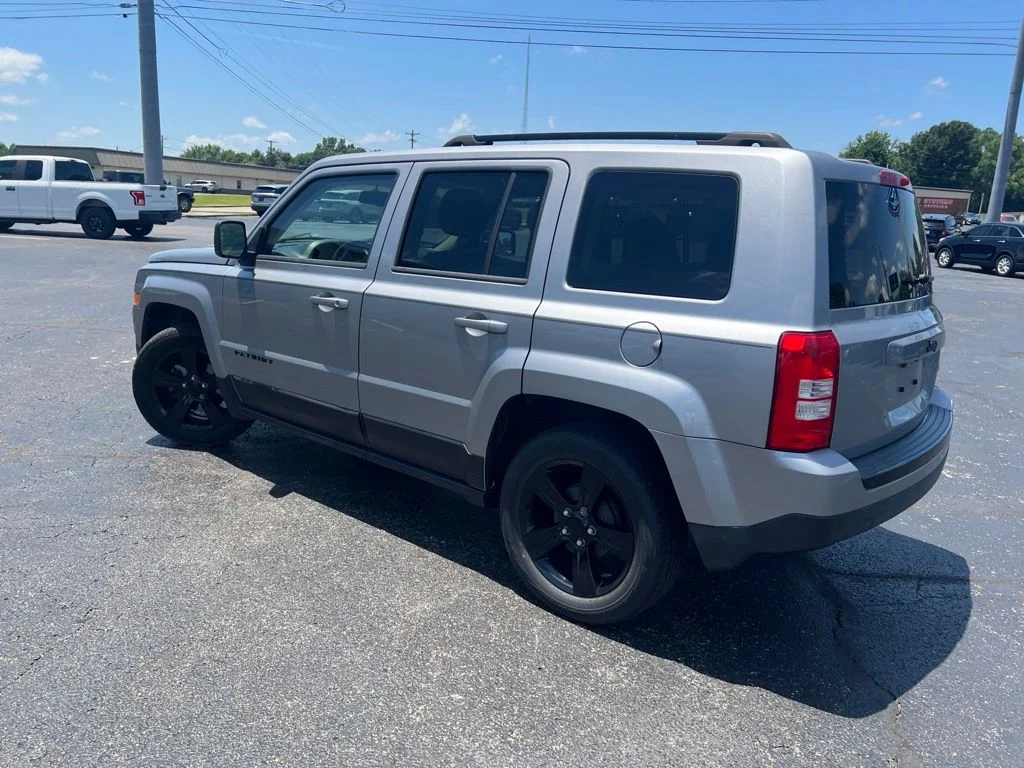 Used 2015 Billet Silver Metallic Clearcoat Jeep Sport image 5