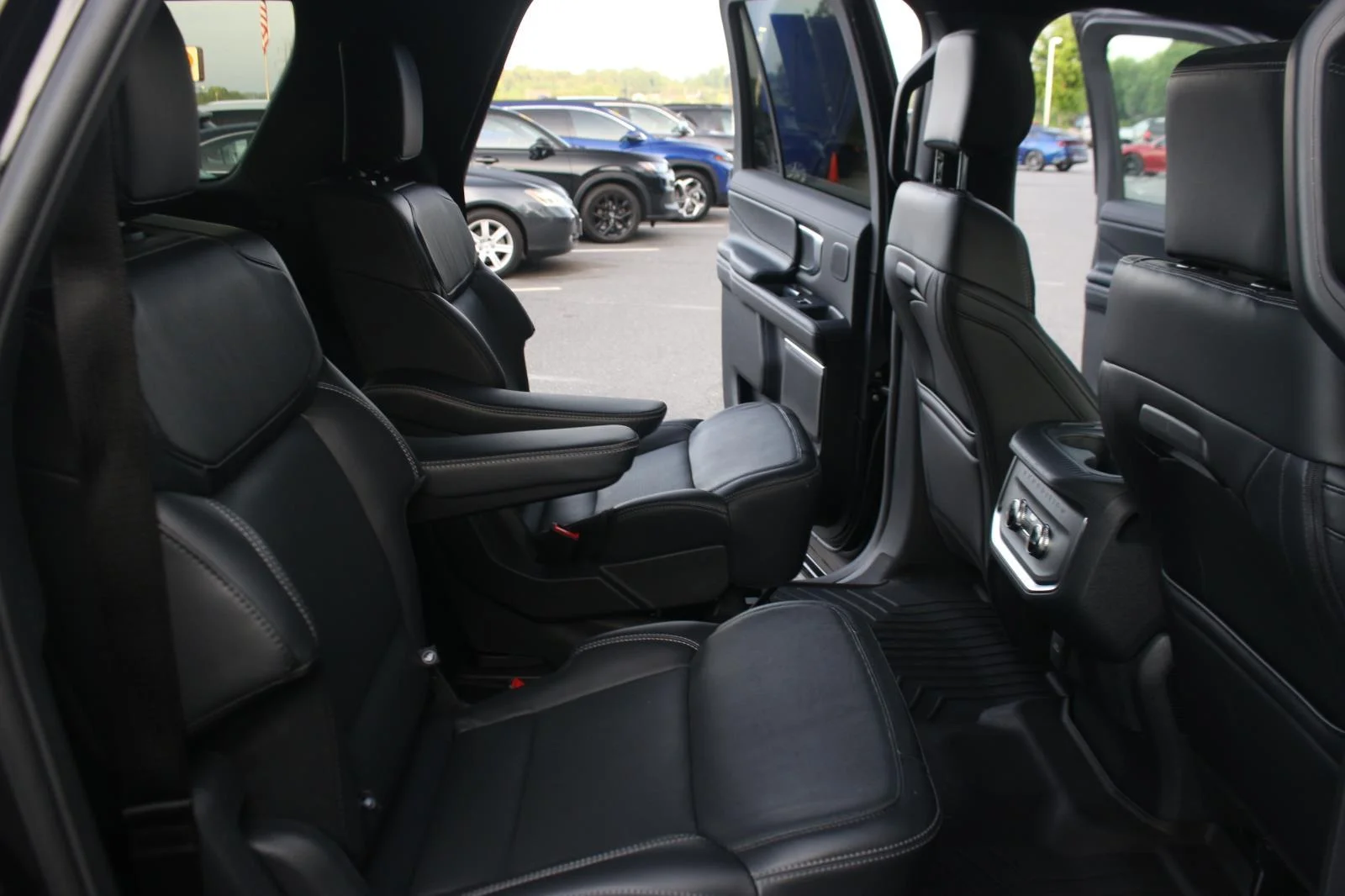 Used 2025 Black Ford Platinum image 40