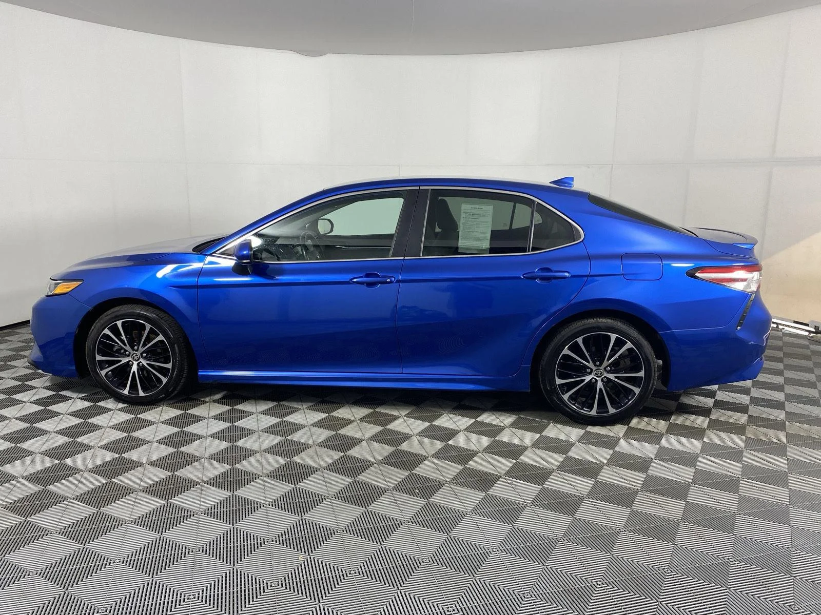 Used 2020 Blue Streak Metallic Toyota SE image 4