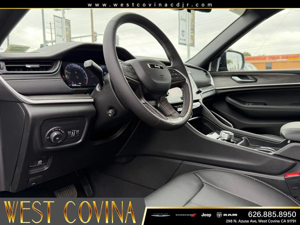 New 2026 Diamond Black Crystal Pearl-Coat Exterior Paint Jeep Limited Reserve image 15