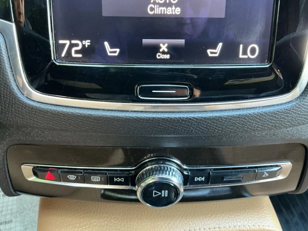 Used 2018 White Volvo T6 Momentum image 19