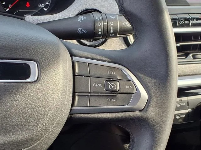 Used 2024  Jeep Latitude image 13