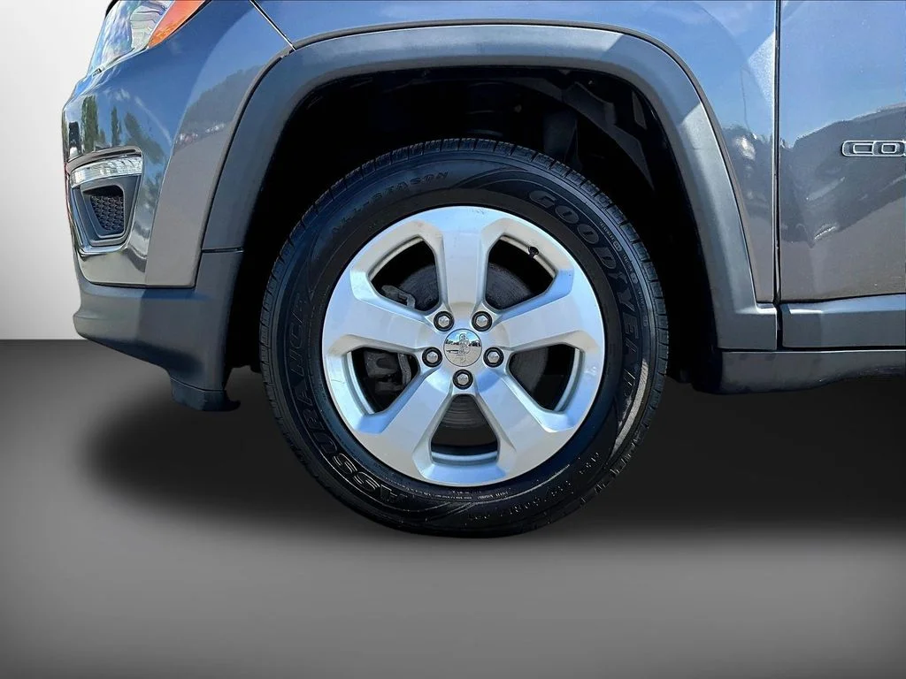 Used 2019 Crystal Metallic Jeep Latitude image 33