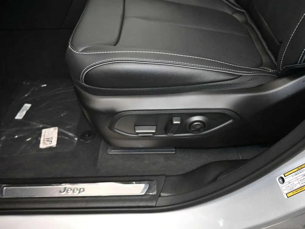 Used 2024 Silver Zynith Jeep Overland image 15