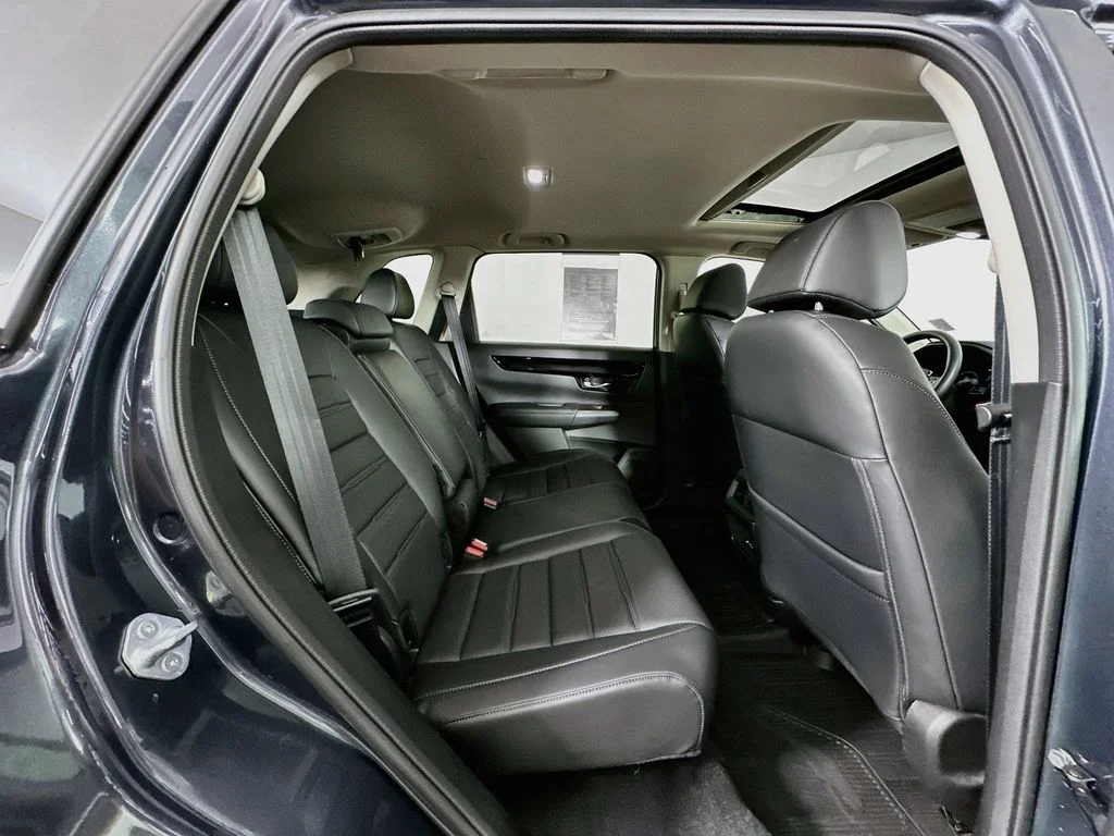 Used 2024 sparkle silver metallic Honda EX-L image 28