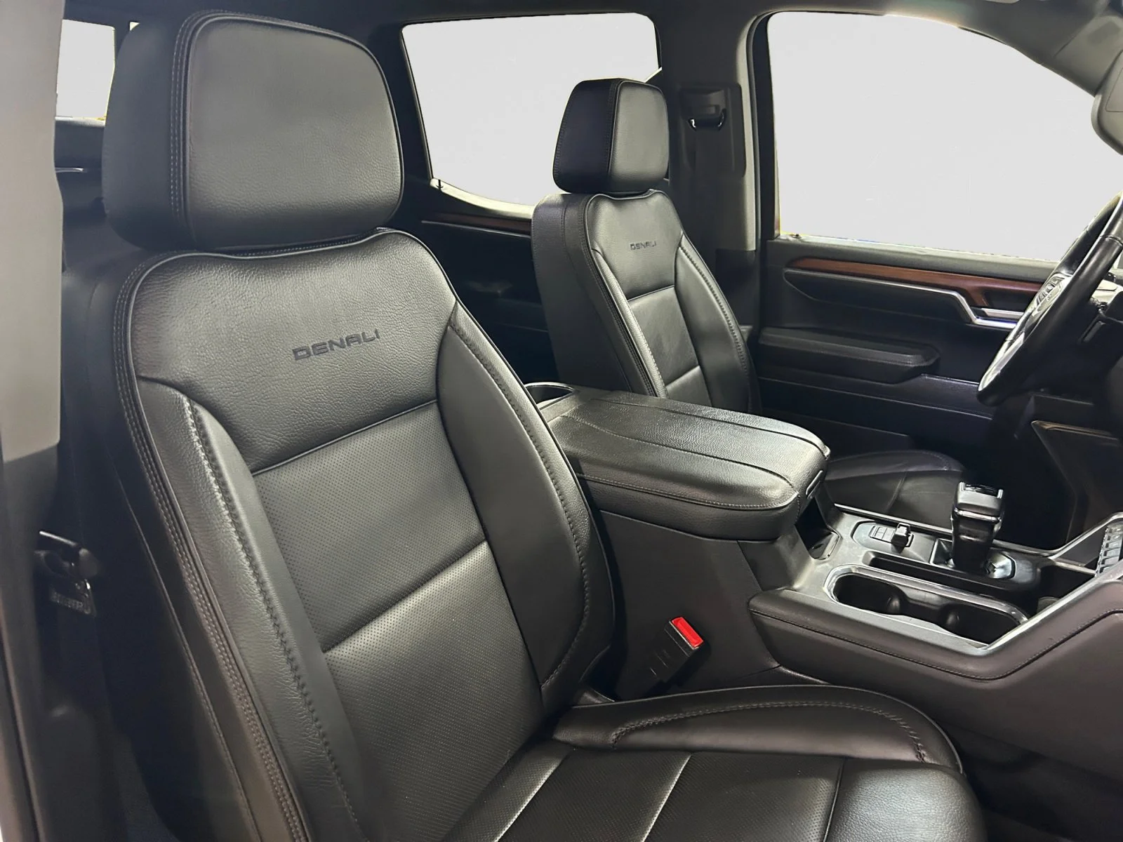 Used 2023 White GMC Denali Crew Cab image 11