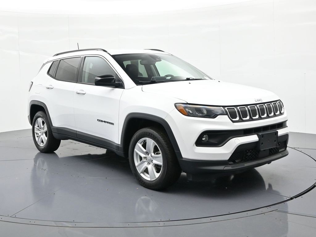 Used 2022 Bright White Clearcoat Jeep Latitude image 4