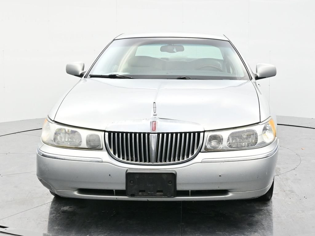Used 2002 Lincoln Town Car Signature with VIN 1LNHM82W02Y640247 for sale in Minerva, OH
