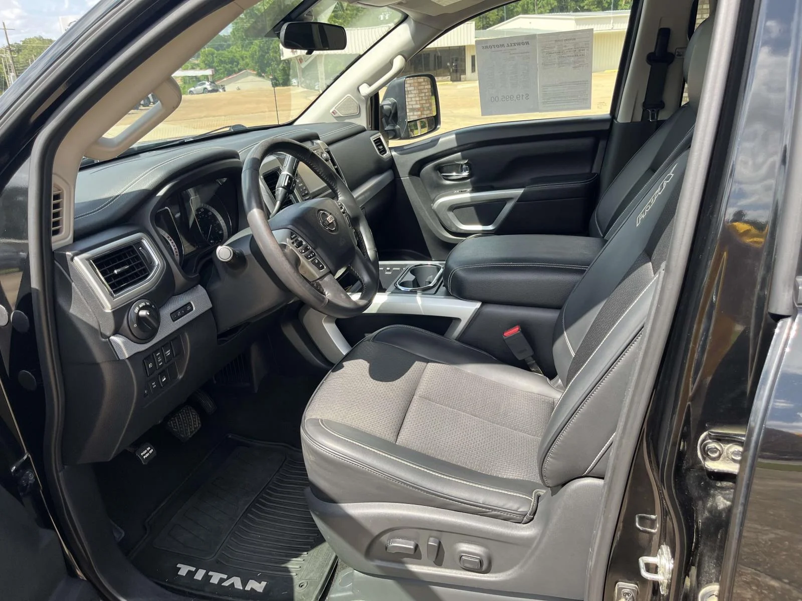 Used 2018 Magnetic Black Nissan 4x4 Crew Cab PRO-4X image 10