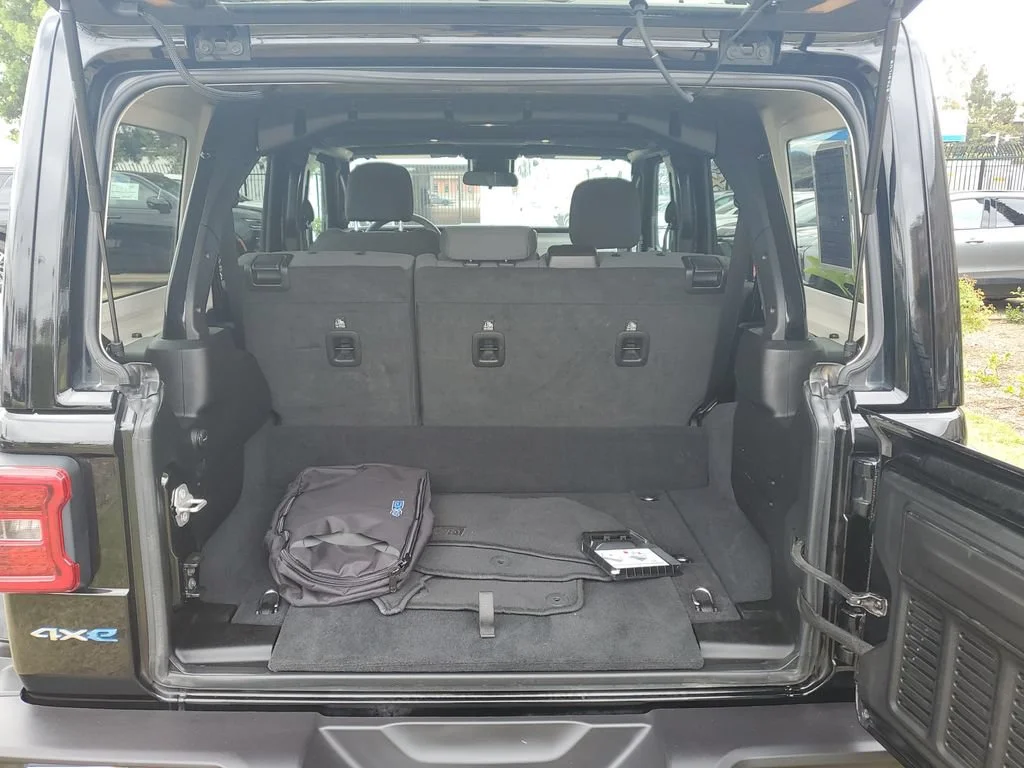 Used 2024  Jeep Sahara image 10