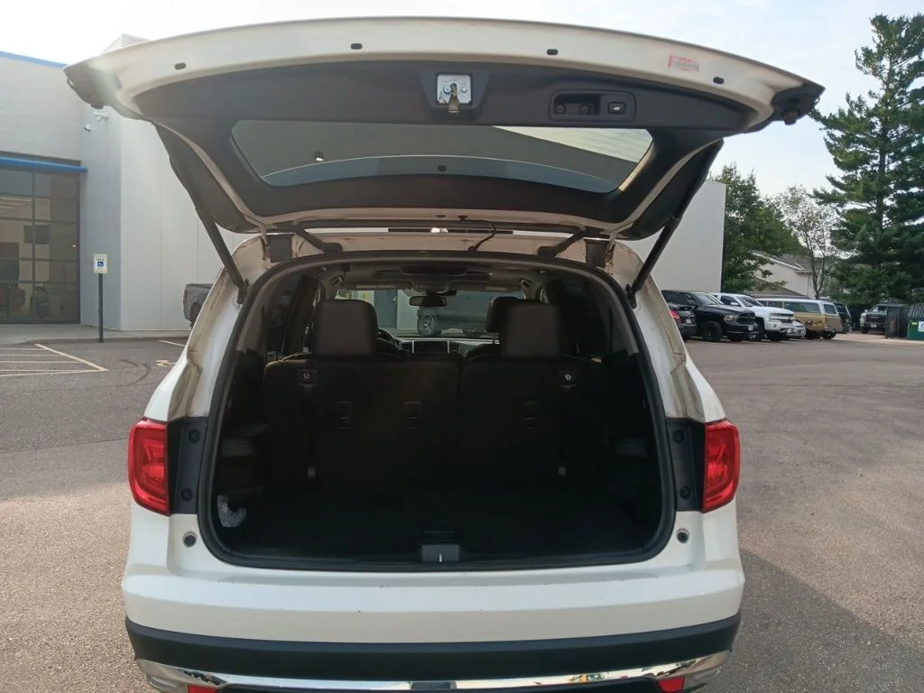 Used 2017 White Diamond Pearl Honda Touring image 33