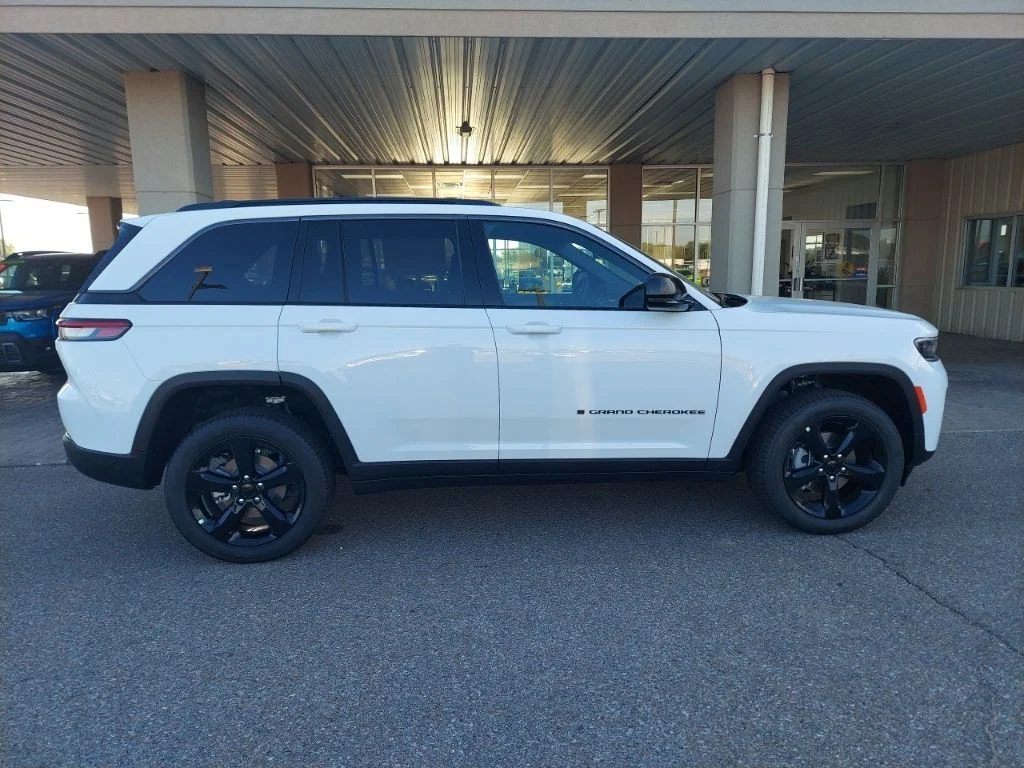 New 2026 Bright White Clear-Coat Exterior Paint Jeep Limited image 8