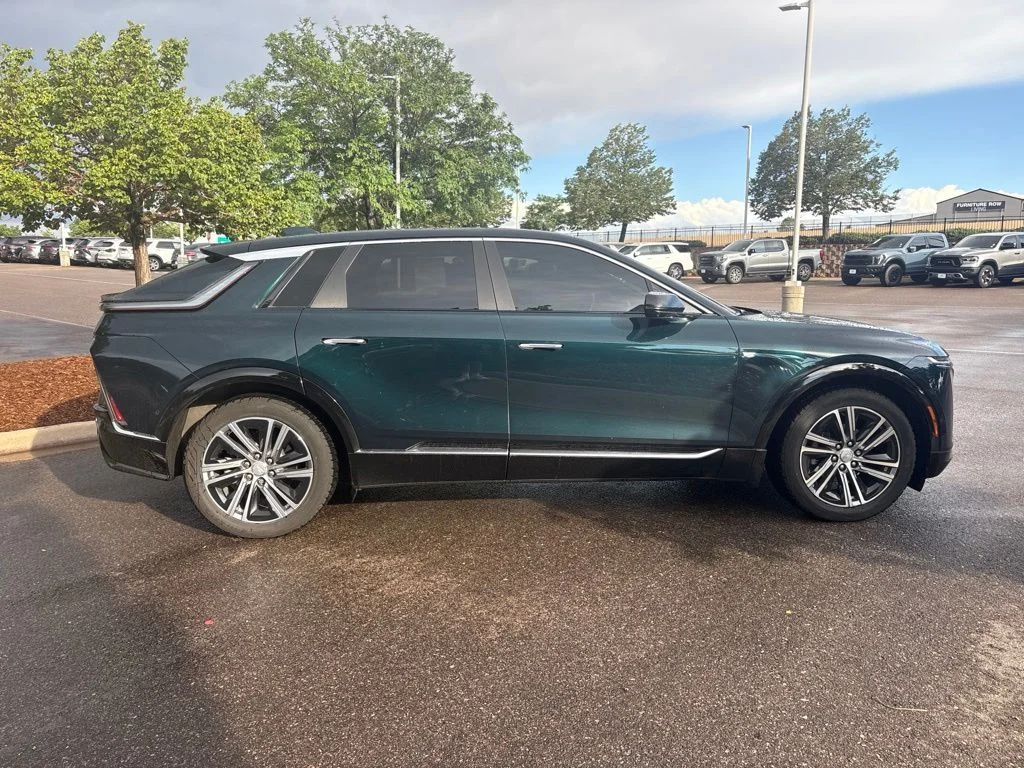 Used 2024 Emerald Cadillac Luxury image 6