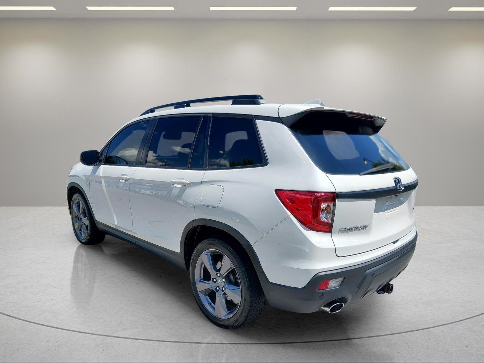 Used 2019 White Diamond Pearl Honda Touring image 3
