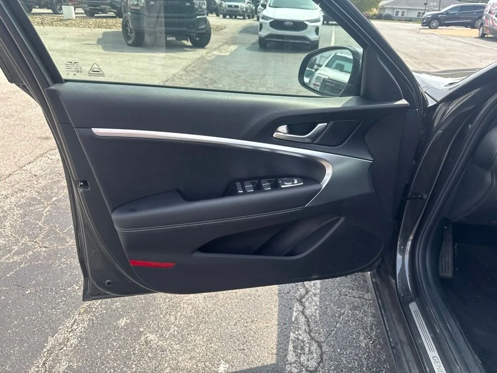 2025 GENESIS G70 Standard - Photo 14