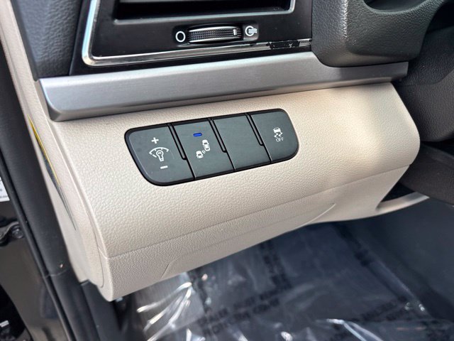 Used 2018 Black Hyundai Value Edition image 16