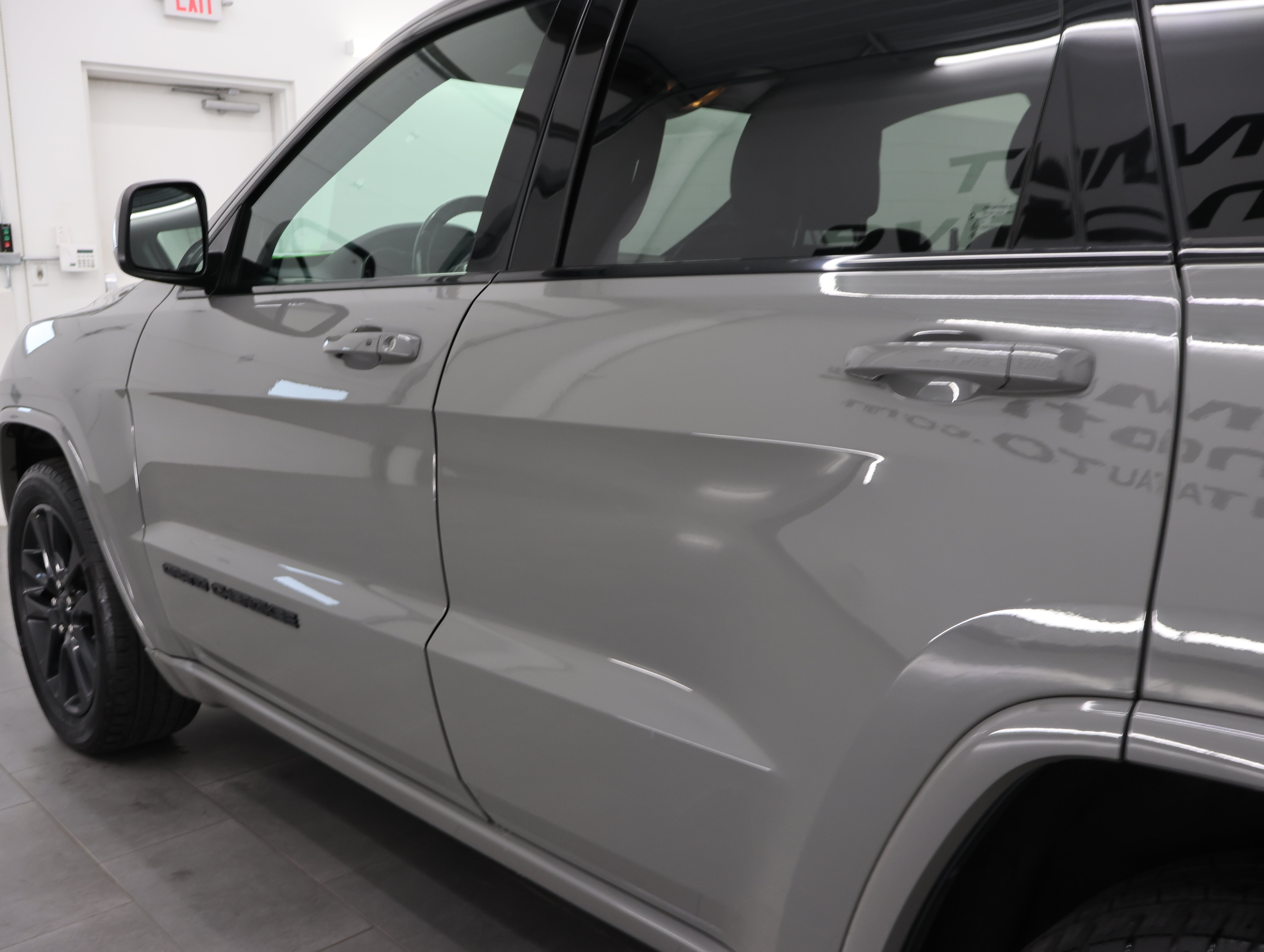 Used 2020 Sting-Gray Clearcoat Jeep 4x4 Altitude: ALTITUDE-4WD-NAV-MOON-HEATED SEATS-BACKUP CAM-1 OWNER image 33