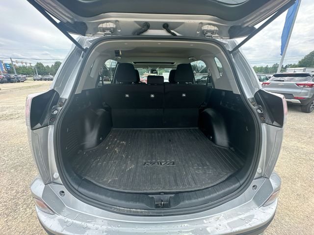 Used 2018 Silver Toyota XLE image 28