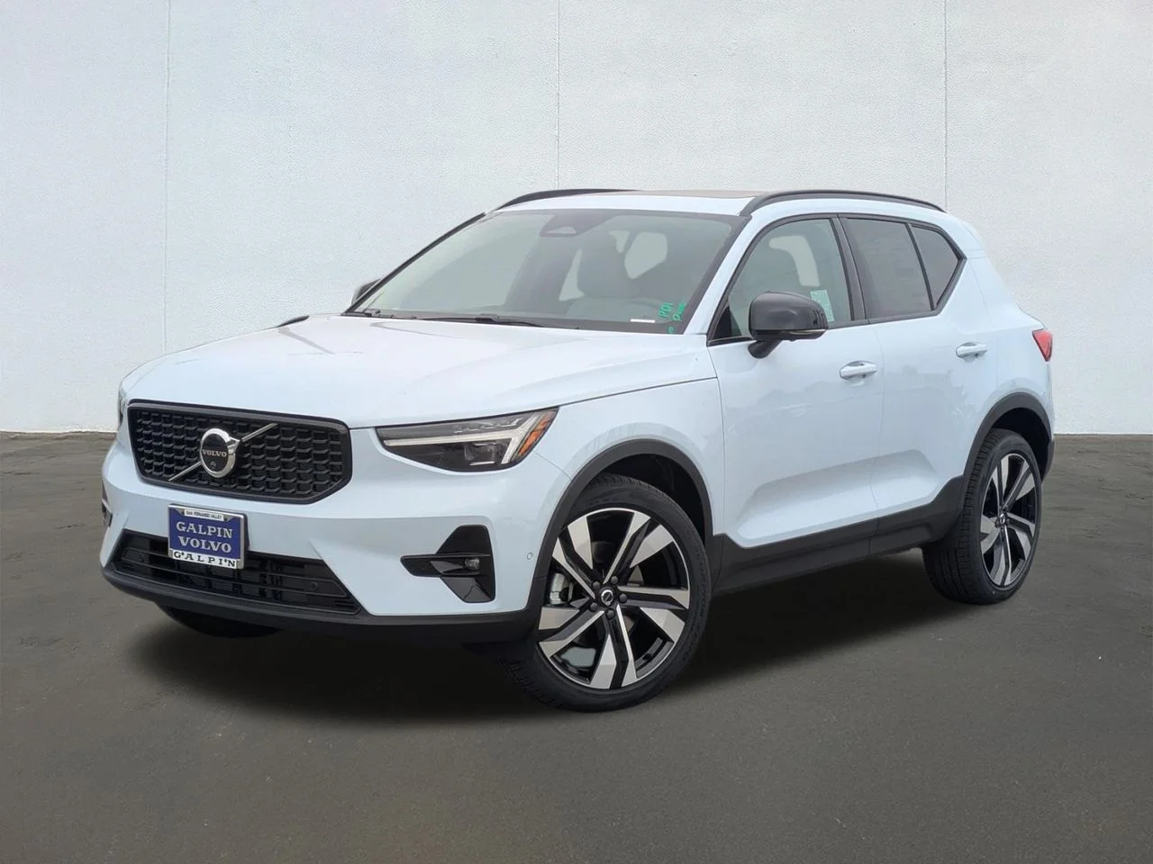 2026 Volvo XC40 B5 Ultra Dark AWD's photo