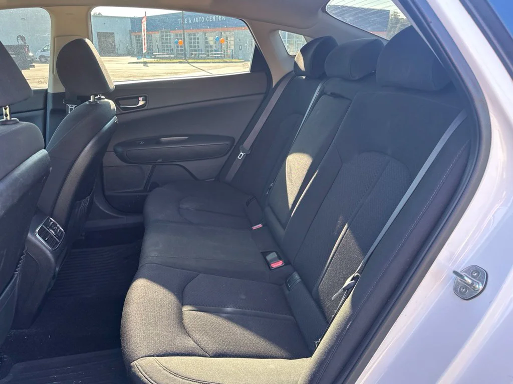 Used 2017 Snow White Pearl Kia Base image 5