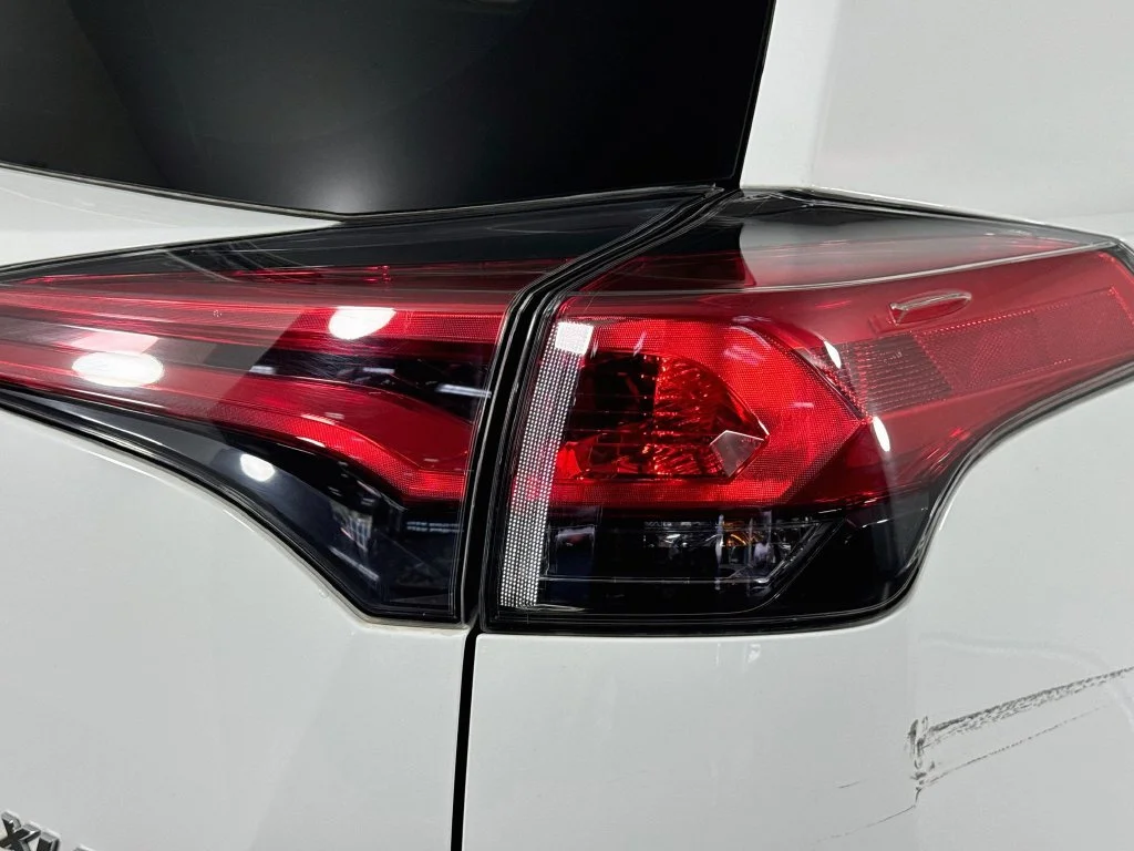 Used 2018 White Toyota XLE image 32