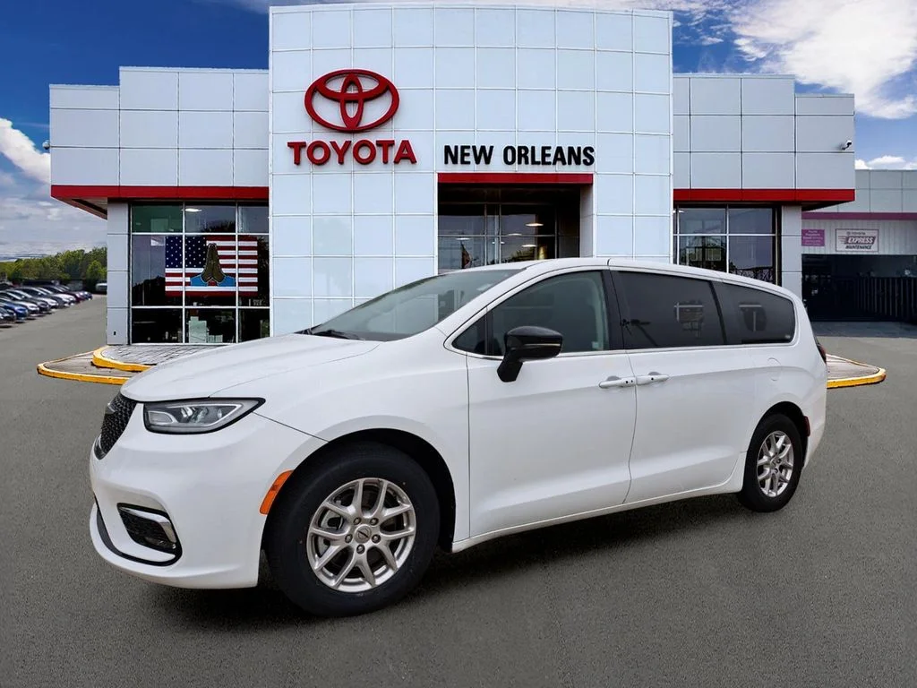 2024 Chrysler Pacifica Touring L's photo