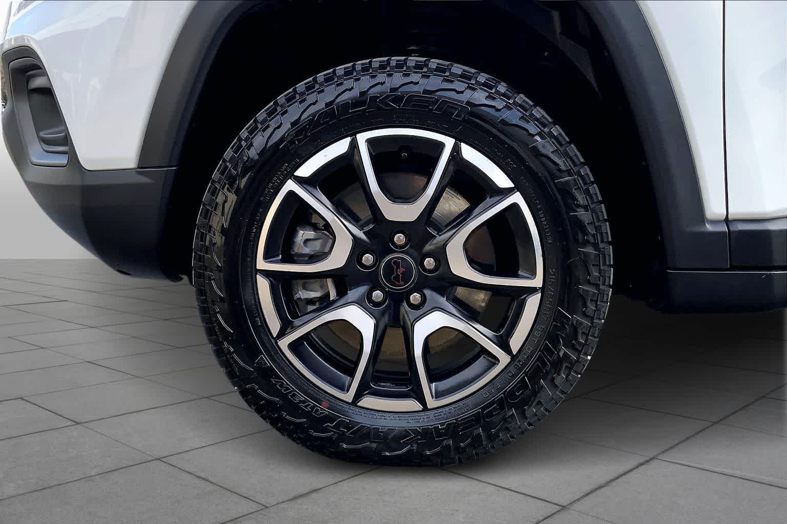 Used 2025 Bright White Clearcoat Jeep Trailhawk image 11
